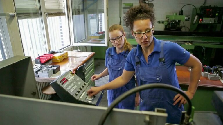 Mehr-Mädchen-an-der-Werkbank