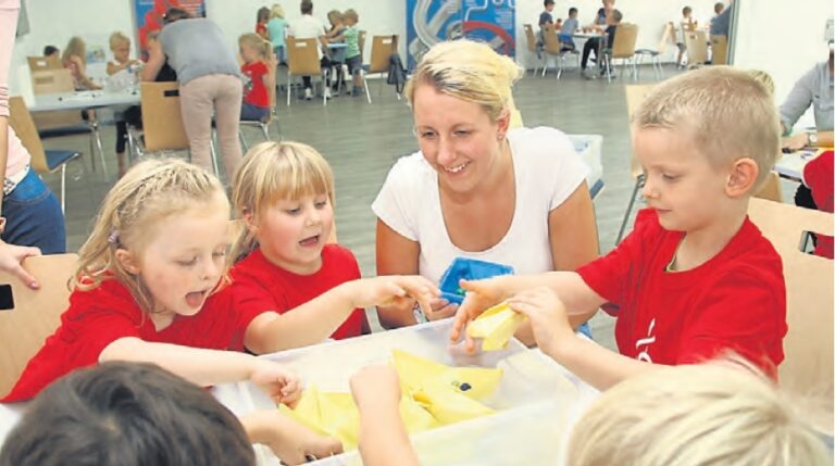 Kinder experimentieren bei Pieron